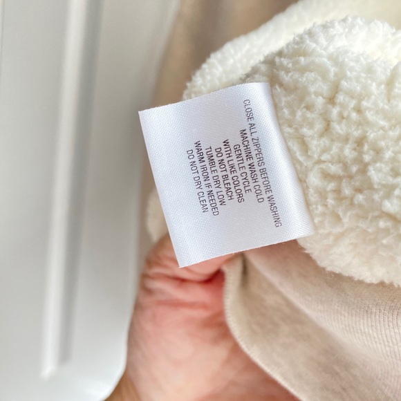 Warm, soft, stylish vest. Polyester fleece lined. - Picture 8 of 8